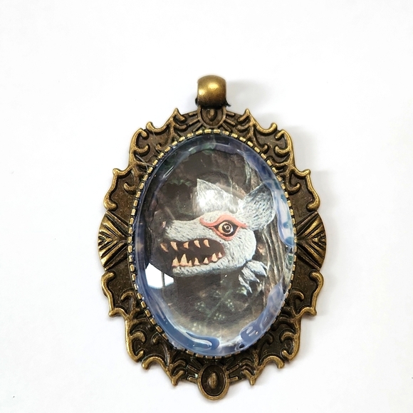 Jewelry - Unique antique artsy pendant